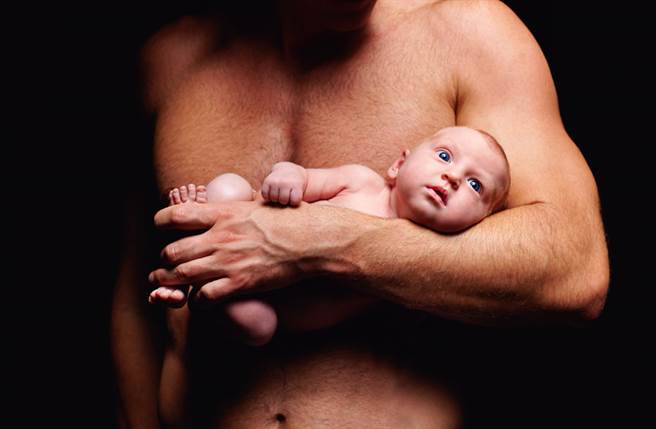 有男星在产房实践亲子接触，直接脱光衣服露肌肉，让医护看傻眼。(达志影像/shutterstock提供)

