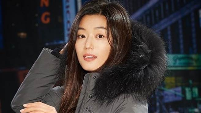 39岁全智贤穿羽绒衣也超辣 内搭「中空马甲」藏不住纤腰（图／IG@nepaofficial）