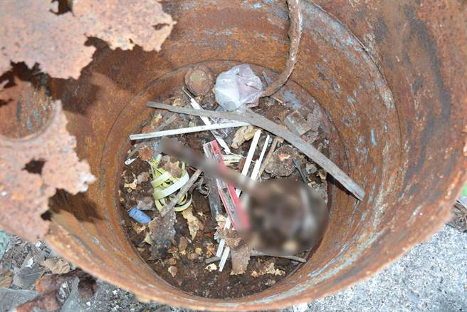 捅内能辨别身分的只有死者当时的衣物，及无法辨识字迹驾照1张，后送鑑定小组使用仪器辨识，才比对出死者身分。（警方提供／吴建辉彰化传真）