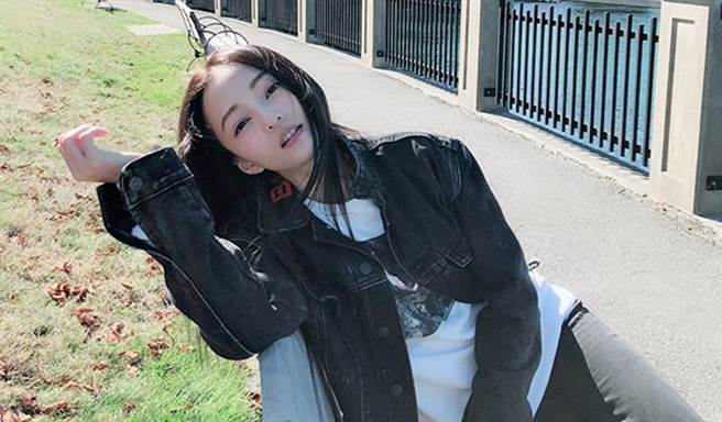 张韶涵分享妆前消水肿瘦小脸急救法。 （图／IG@angela_zhangshaohan）