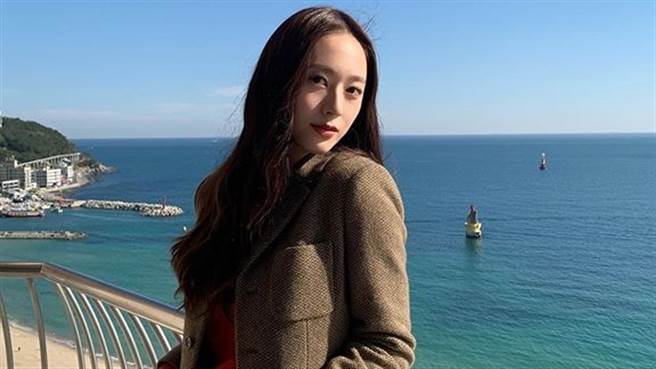 Krystal超长排扣大衣「风一吹泄美腿」小心机（图／IG@ vousmevoyez）