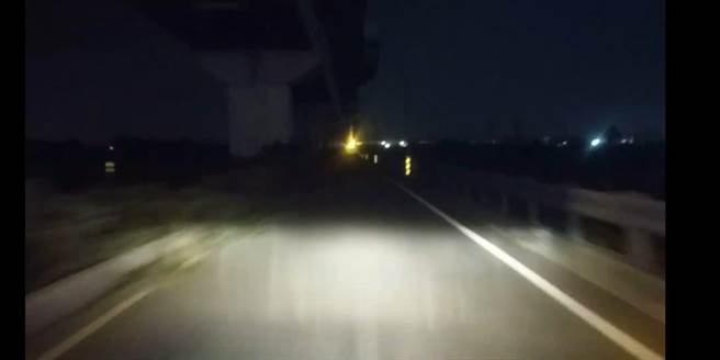 该校学生贴出照片，指出该路段路灯长年不亮。（摘自网路／李宜杰台南传真）