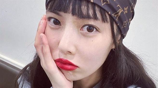 泫雅私服穿搭也吸睛「超短裤裙」掉出10级长腿（图／IG@hyunah_aa）