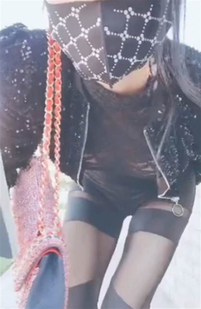 白灵的穿搭风格前卫大胆。(图/翻摄自白灵微博)