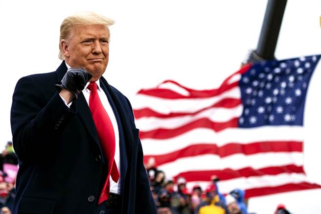 美国新闻网站Axios 1日披露，不管各关键州邮寄选票结果是否出炉，如果选举日当天开票领先，美国总统川普已经计画好提前自行宣布当选，不过他稍后否认报导，但也证实如果后续还有州政府持续计算选举日后才送达的邮寄选票，他将诉诸司法途径。（资料照／美联社）