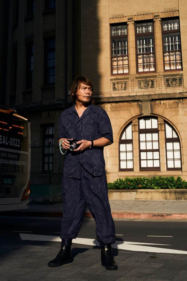 伍佰即將啟動「今夜伍佰9」演唱會，以及推出最新的攝影書《伍佰·滑雪場》。（徠卡相機提供）