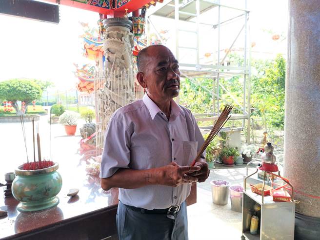 協助警方破案的賴姓道士嘆說，發現白骨後自己衰半年，希望警方或死者家屬包一個紅包讓他去霉運。（吳建輝攝） 