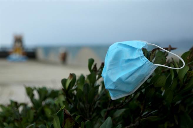 多国海边出现大量废弃口罩，以及野生动物遭口罩缠绕的骇人景象，开始让人注意口罩衍生的诸多问题。(图/远见杂志提供、张智杰摄)