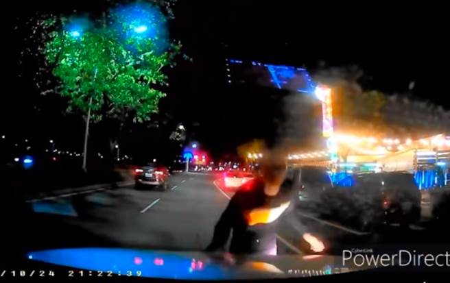 男子遭按喇叭心生愤怒，朝驾驶怒吼，友人甚至敲破汽车玻璃。（图／翻摄自脸书社团爆料公社二社）