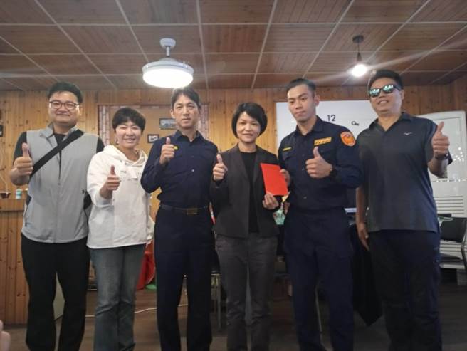 土城分局今下午举行表扬活动，感谢游文玮善行。（新北市动保处提供／许哲瑗新北传真）