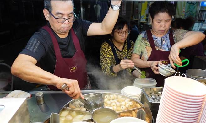 曹氏姐弟共同经营、打拚超过45年的甜不辣摊。(照片/游定刚 拍摄)