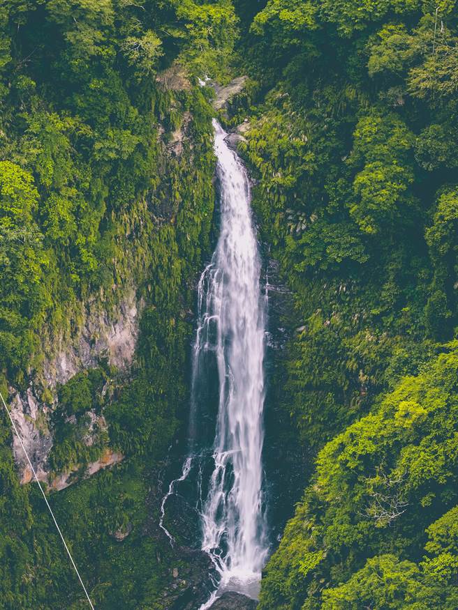 觀音瀑布水流如飛瀑一般從高山頂峰直瀉而下，因瀑布形似觀音而得。（柯發壽攝）
