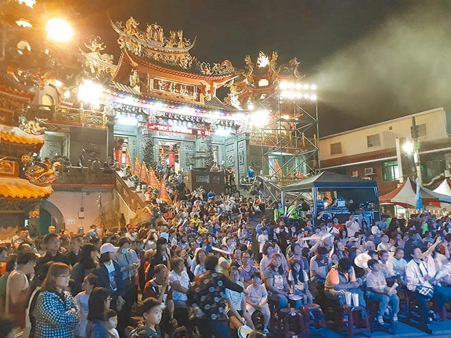 大林蒲西南瘋音樂祭近年在鳳林宮登場，用音樂力量喚起眾人記憶，及為在地發聲。（西南瘋音樂祭提供／柯宗緯高雄傳真）