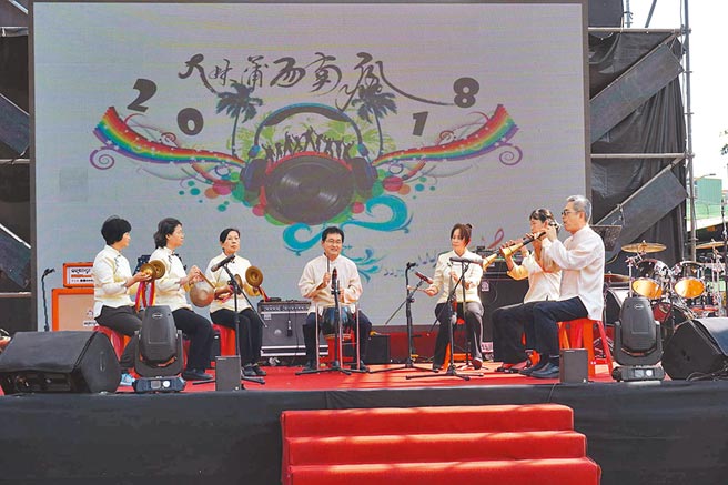 大林蒲西南瘋音樂祭近年在鳳林宮登場，用音樂力量喚起眾人記憶，及為在地發聲。（西南瘋音樂祭提供／柯宗緯高雄傳真）