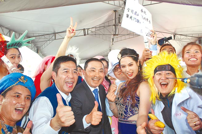 2020新北联合婚礼今年以「英雄派对」为主题，100对新人化身古今中外的英雄人物，由新北市长侯友宜担任证婚人。（戴上容摄）