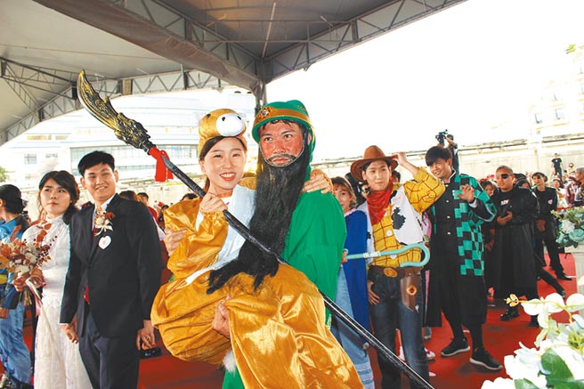 2020新北联合婚礼今年以「英雄派对」为主题，100对新人化身古今中外的英雄人物，由新北市长侯友宜担任证婚人。（戴上容摄）