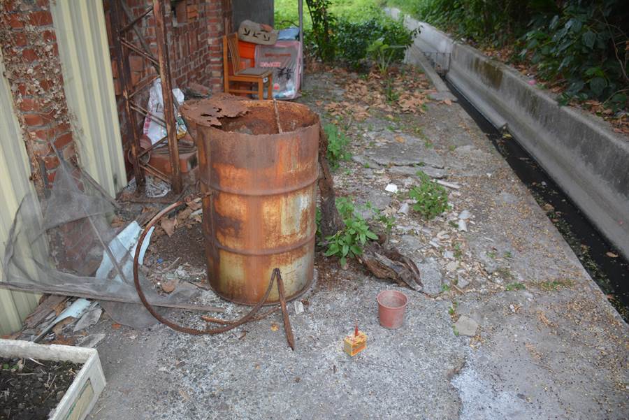 The iron barrel has been sitting there for 16 years, the iron lid that was originally placed on the iron barrel is suspected to be rusty and corroded, with only some garbage piling up.  (Provided by the police / faxed by Wu Jianhui Changhua)