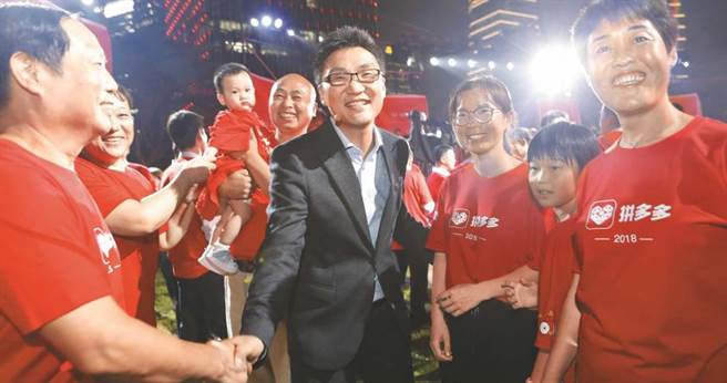 拼多多创办人、董事长兼CEO黄峥（中）。（图／中新社资料照片）