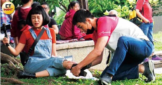 為表達品牌使命必達的宗旨，禾浩辰似乎是在英雄救美，完成任務。（圖／本刊攝影組）