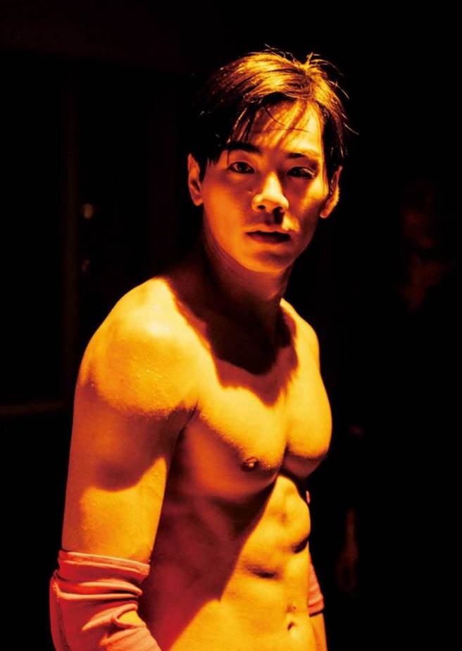 「漢草」一級棒的禾浩辰，之前在電影《逃出立法院》中大秀壯肌。（圖／華映娛樂提供）