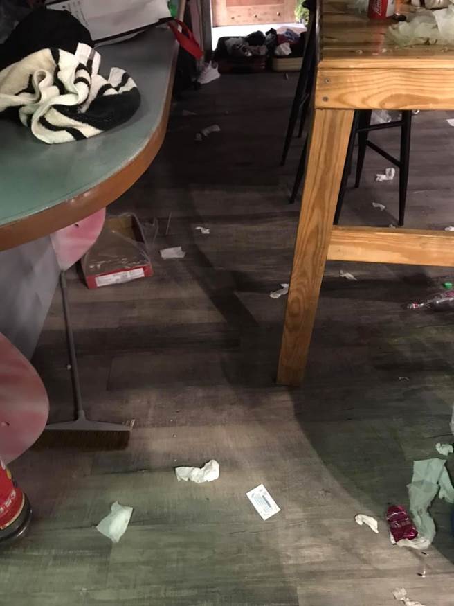 滿地都是垃圾及瓶瓶罐罐，整個房間凌亂不堪。（圖／翻攝自就是愛綠島）