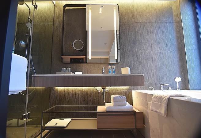 〈台北時代寓所〉所有房型的淋浴間、浴缸與浴室皆為獨立空間，並一律採用免治馬桶。（圖／姚舜）