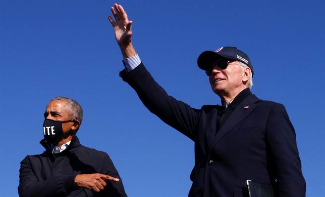 美国前总统欧巴马（左）10月31日在密西根州的造势活动中，为民主党总统候选人拜登助选。（路透）