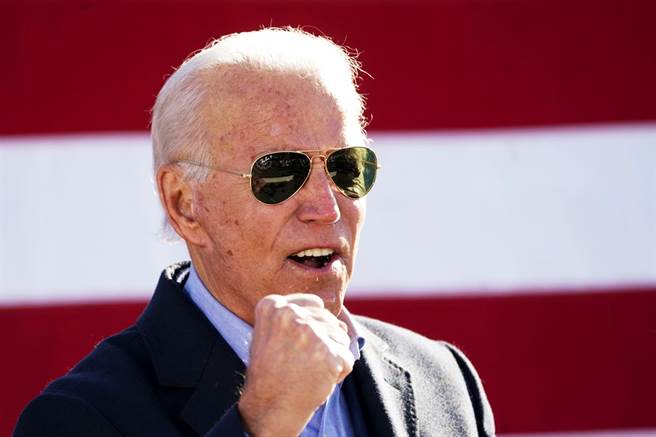 美国总统大选登场倒数几小时，路透社/易普索（Reuters/Ipsos）2日公布的最终民调显示，拜登在全国民调中领先川普8个百分点，另外在6大摇摆州也维持领先趋势，不过亚利桑那州、北卡州等2州陷入殊死战，拜登只领先1至2个百分点。（图／路透社）