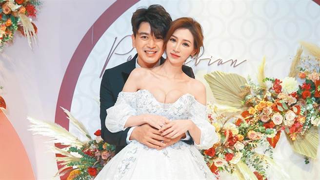 潘逸安（左）与老婆Vivian1日补办婚宴。（粘耿豪摄）