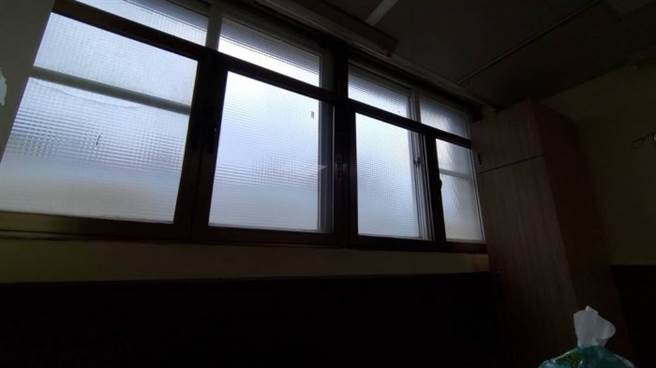 负压隔离病房的窗只能辨别白天及黑夜，在内对于外界的一切无法得知，这让她感到相当害怕。（图／翻摄自Dcard）