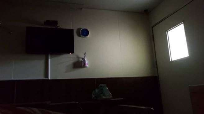 房内睡觉时，把电灯关掉后，一片黑暗，更让她负面情绪涌上。（图／翻摄自Dcard）