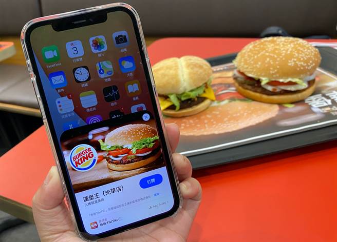 汉堡王携手券券，率先导入苹果轻巧App服务，免下载App就可以快速完成桌边点餐服务，一个人来也不用担心还要占位，选好位子慢慢点餐即可。（黄慧雯摄）