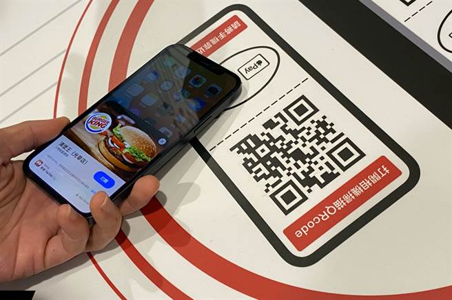 拿起iPhone靠近桌上的感应位置，就会跳出轻巧App点餐画面。（黄慧雯摄）
