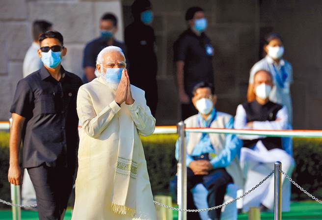 印度总理莫迪(左2)近年力图改善印度经商环境吸引外资，但短期内恐难与大陆竞争世界工厂地位。(美联社资料照片)