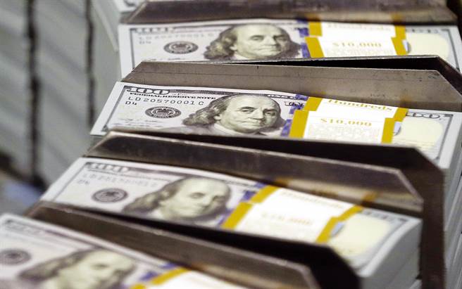 美国债臺高筑，若要联准会透过印钞方法收购，对美国财政与经济不利。(美联社)