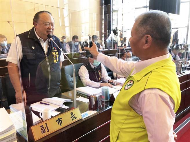 市议员萧隆泽（右）于市议会业务质询时，播放不明人士恐吓被害人家长的录音给副市长陈子敬（左）听，要求市府重视校园霸凌的严重性。（陈世宗摄）