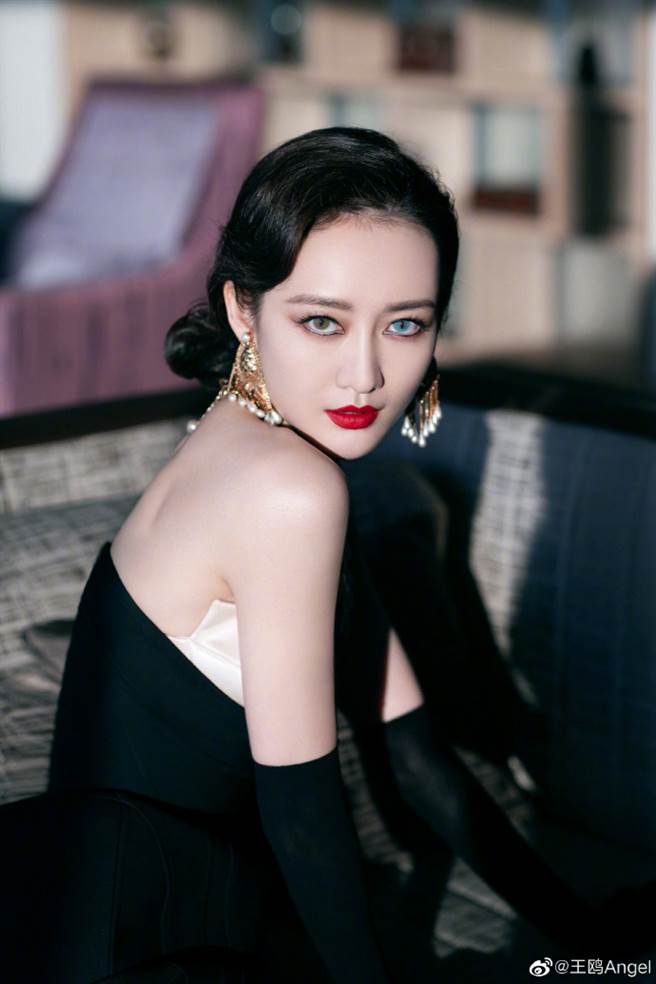 170cm《琅琊榜》女星修身裙大胆拼接内衣 惹火外穿化身激瘦小野猫（图／摘自微博@王鸥）