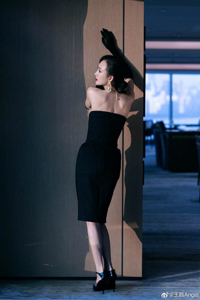 170cm《琅琊榜》女星修身裙大胆拼接内衣 惹火外穿化身激瘦小野猫（图／摘自微博@王鸥）