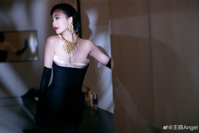 170cm《琅琊榜》女星修身裙大胆拼接内衣 惹火外穿化身激瘦小野猫（图／摘自微博@王鸥）