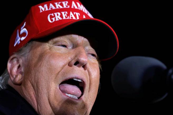 美国总统川普11月3日投票日凌晨，仍把握最后机会，在密西根州大急流城（Grand Rapids）福特国际机场（Gerald Ford International Airport）举行的造势活动中发表谈话。（路透）