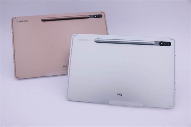 三星首款5G平板Galaxy Tab S7/S7+支援S Pen，但是是以磁力吸附在外侧。（黄慧雯摄）
