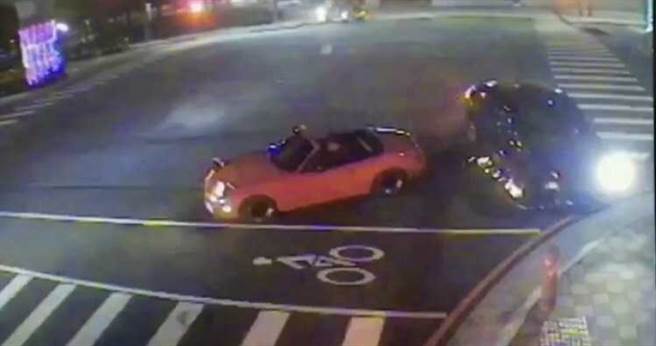 BMW衝撞敞篷车 见车头全烂正妹驾驶淡定：常有的事(图/警方提供)