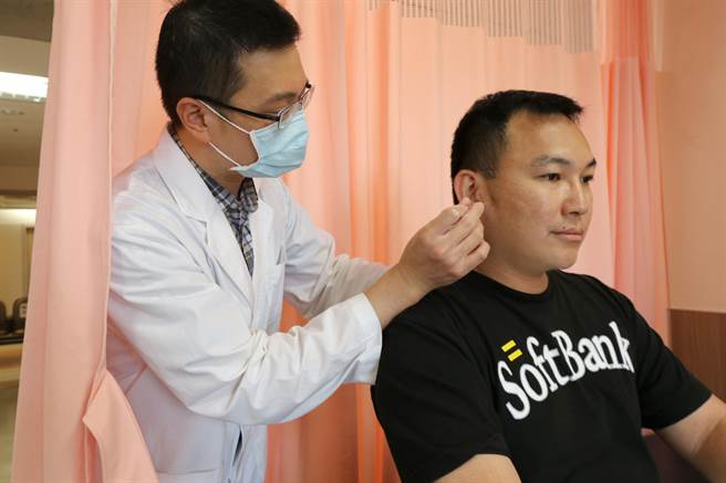 亚大医院中医科主治医师吴俊昌为患者针灸治疗。（林欣仪摄）