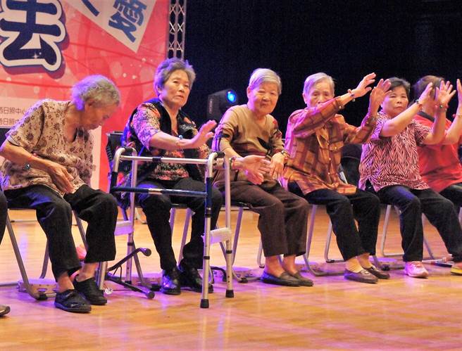 根据台大云林分院研究，长照、日照机构的骨折风险筛检，高风险女性达八成，男性约三成，但中度风险以上都达九成。（资料照片／周丽兰摄）