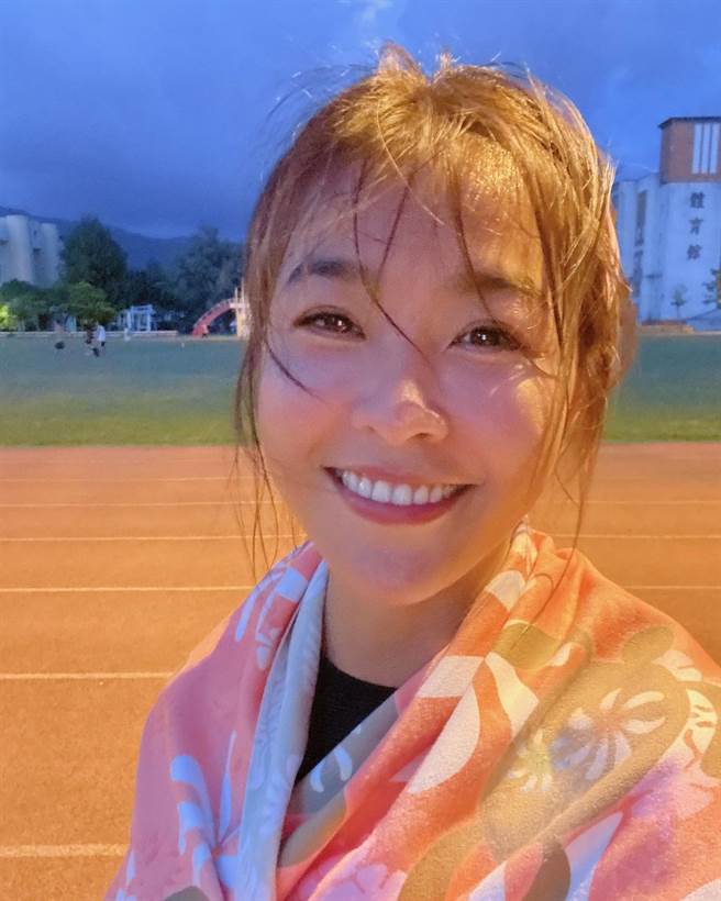 从小娴笑容能感觉得出相当甜蜜幸福 (图/ 翻摄自小娴 （黄瑜娴）脸书)