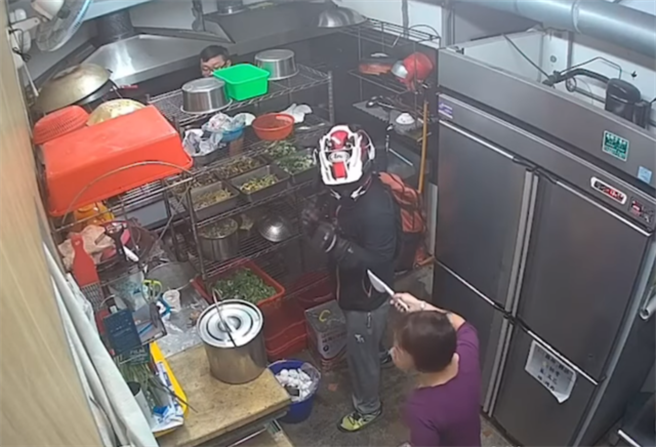 安全帽男闯便当店 老板娘抄饭匙爆打 曝身分万人笑炸(图片取自/爆废1公社)