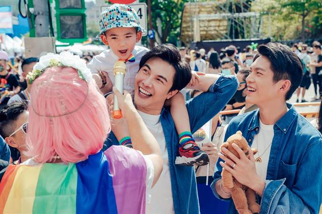 謝佳見與林輝瑝在同志遊行現場拍攝迷你劇《酷蓋爸爸》。（GagaOOLala提供）