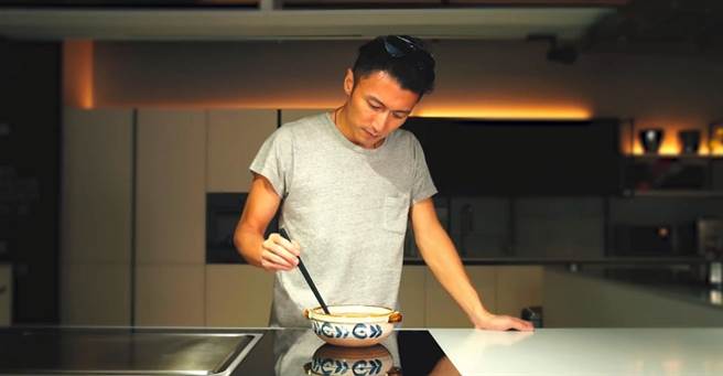 男神谢霆锋会唱又会演，拿过多项大奖，但近年来专注投资餐饮事业，屡屡传出质疑声浪，好奇为何「抛弃本业」。(图/ 摘自锋味微博)