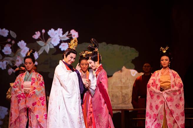 国家文艺奖得主唐美云饰演「光华君」，一生风流多情，流连于眾多女子之间。(国家两厅院提供)