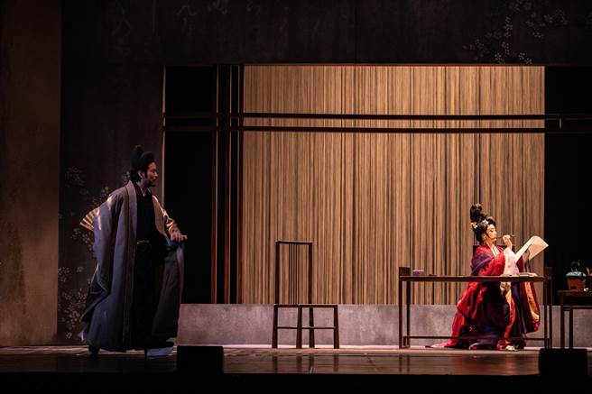 素有「京剧小天后」称号的演员黄宇琳(右)首度挑战歌仔戏演出，饰演寂寞才女藤夫人。(国家两厅院提供)